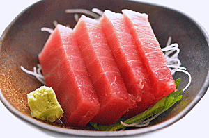 マグロの刺身をカットしたもの